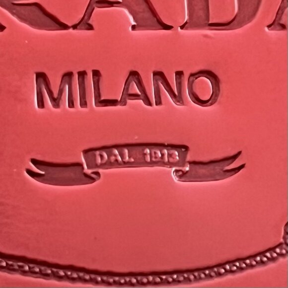 PRADA Milano Spazzolato red trifold wallet, patent & soft leather, embossed logo - Picture 3 of 12
